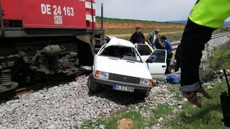 Hemzemin geçitte tren otomobile çarptı: 2 yaralı