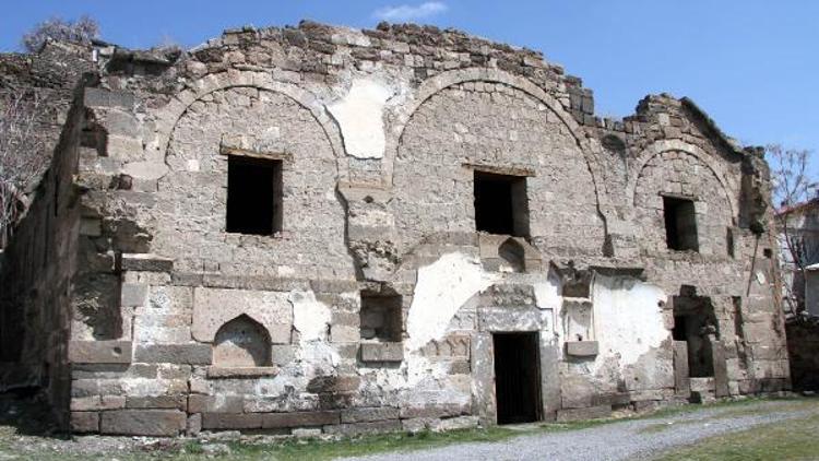 Elia Kazanın köyündeki tarihi kilisede yıkılma tehlikesi