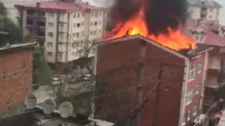 Akçaabatta 4 katlı binanın çatısında korkutan yangın
