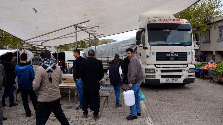 Freni boşalan TIR pazara daldı