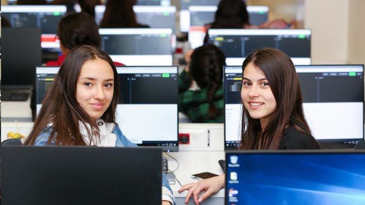 Kız öğrencilere bilgisayar ve kodlama öğretilecek