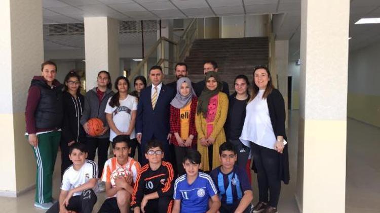 Adana Futbol Taraftarları Derneğinden okullara malzeme yardımı