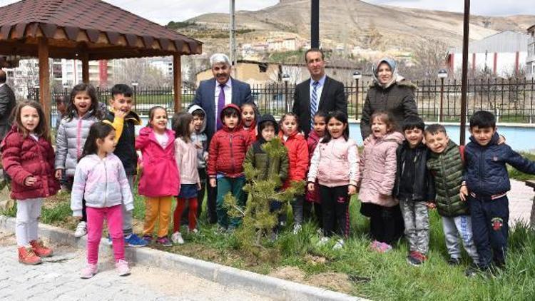 Güründe anaokulu öğrencileri fidan dikti