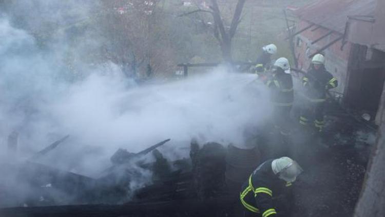 Sinopta tek katlı ahşap ev yandı: 3 ölü