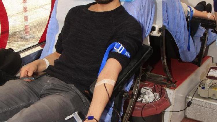 Üniversitesi öğrencileri halay çekip kan verdi