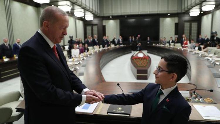 Cumhurbaşkanı Erdoğanın koltuğuna, küçük Ozan oturdu