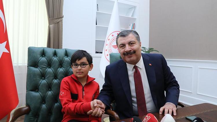 Sağlık Bakanı Fahrettin Koca, makam koltuğunu küçük Kayhana devretti