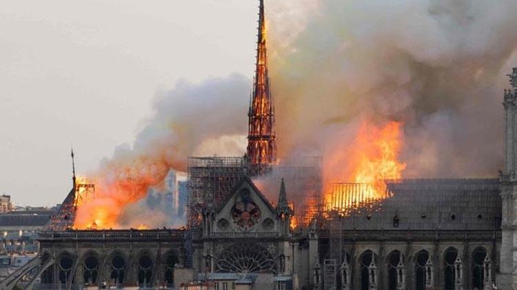 Notre Dame’ın yenilenmesi Fransa’yı ikiye böldü