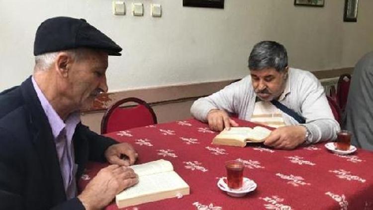 Kahvede 1 saat kitap okuyana, çay ücretsiz