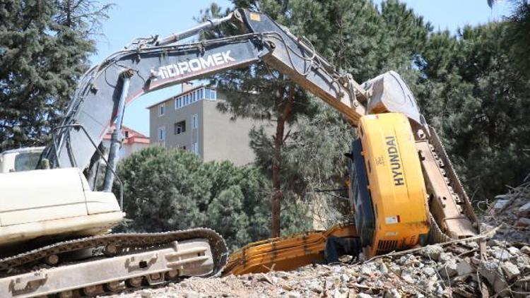Maltepede inşaat alanına devrilen iş makinasının operatörü yaralandı