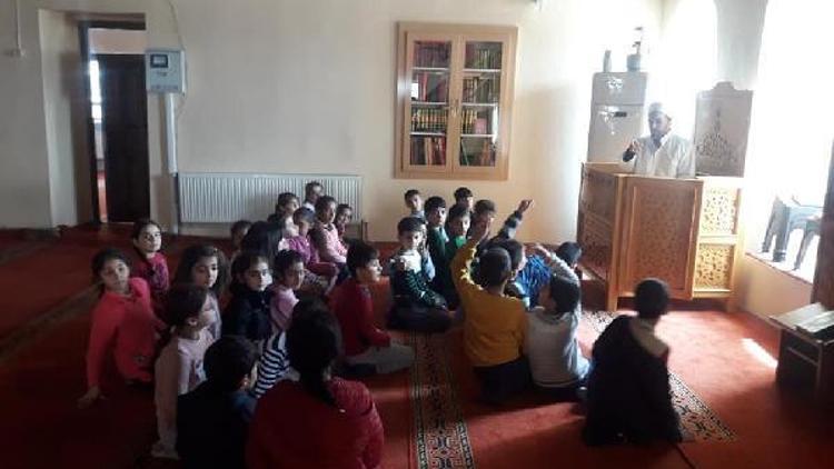 Erganide öğrencilere cami gezisi etkinliği