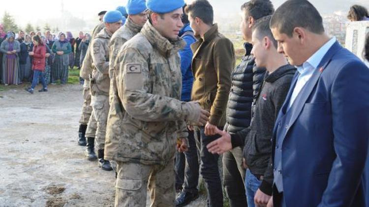 Çubuk Akkuzulu gençler dualarla askere uğurlandı