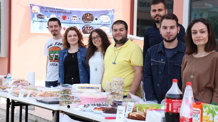 Üniversitelilerden sokak köpekleri için kermes