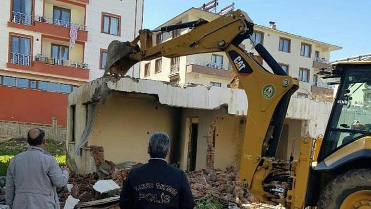Bingölde uyuşturucu kullanılan metruk ev yıkıldı