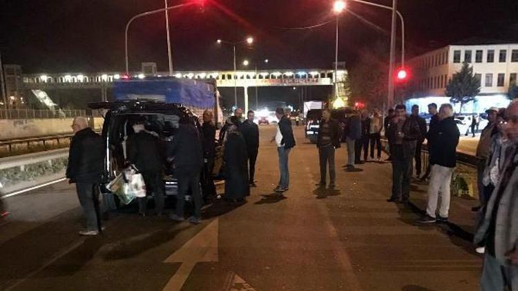 Hafif ticari araç, kırmızı ışıkta bekleyen TIR’a çarptı: 4 yaralı