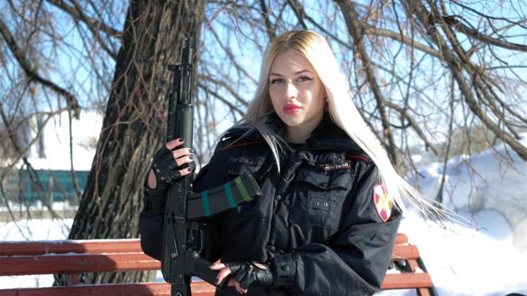Putin’in kurduğu muhafız biriminin en güzel kadın polisi seçildi