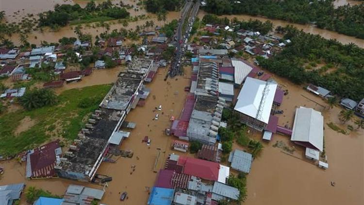 Endonezyada sel ve toprak kayması: 12 ölü
