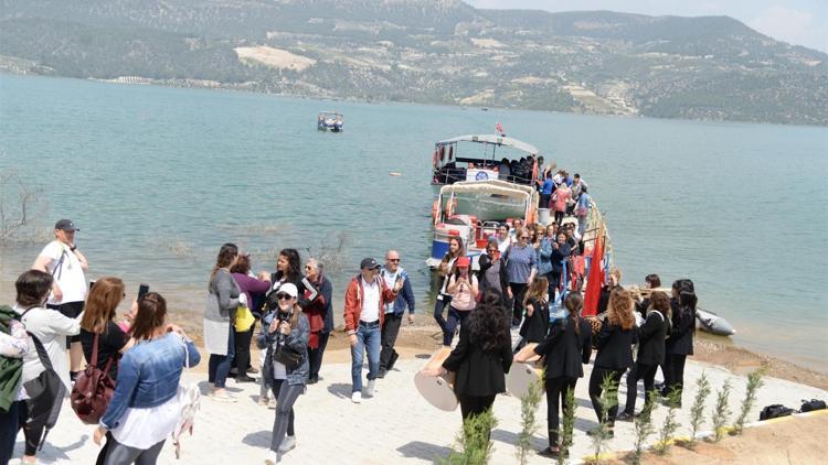 Teknelere sığmadılar... Orayı görmek için geldiler