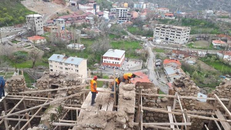 Çukurcadaki 400 yıllık kale evlerde restorasyon başladı