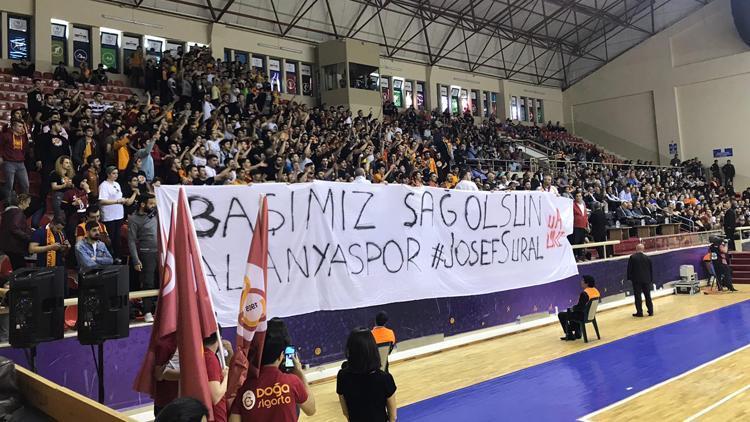 Galatasaraylı taraftarlar Josef Suralı unutmadı