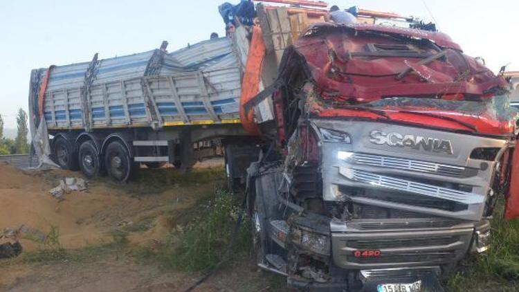 Lastiği patlayan TIR, devrildi: 1 yaralı