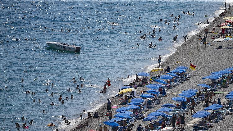 Antalyaya nisanda gelen turist sayısı üç aylık rakamı geçti