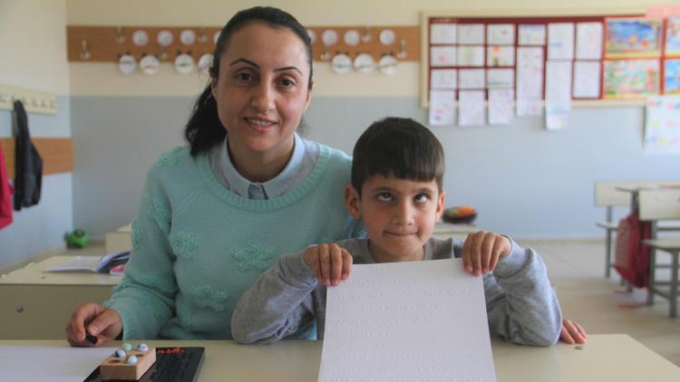 Öğrencisi için Braille alfabesini öğrendi