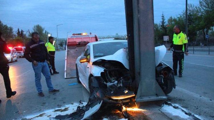 Feci kaza... Yön levhasına çarpan otomobilin sürücüsü öldü