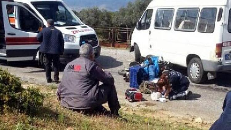 Minibüs ile çarpışan kasksız motosikletli öldü