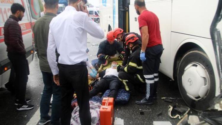 Düzcede yolcu otobüsü ile TIR çarpıştı: 7 yaralı
