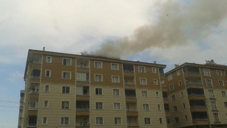 Apartmandaki çatı yangınında 9 kişi dumandan etkilendi