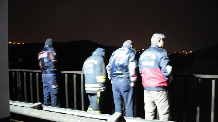 Diyarbakırda tarihi köprüden nehre atladığı iddia edilen kadın aranıyor