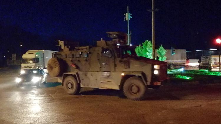 Suriye sınırına asker ve zırhlı araç sevkiyatı