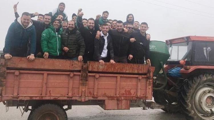 Bursaspor taraftarları maça traktörle gitti