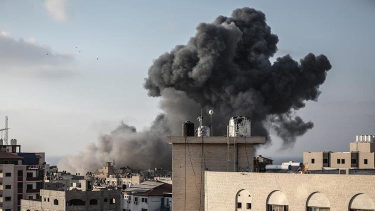 İsrail Gazzeye uçaklarla saldırmaya başladı