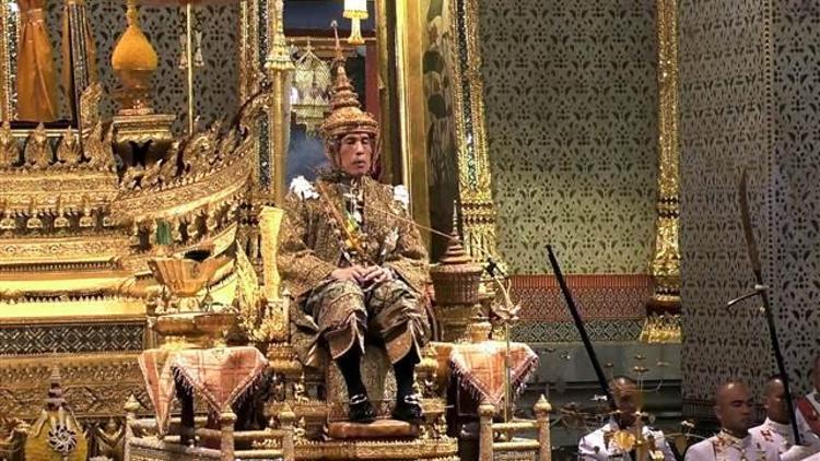Tayland Kralı Vajiralongkorn taç giydi