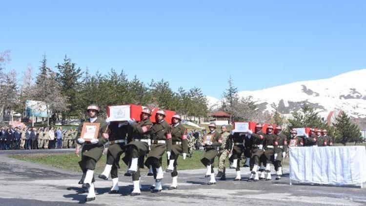 Şehit 3 asker için Hakkari Dağ ve Komando Tugay Komutanlığında tören