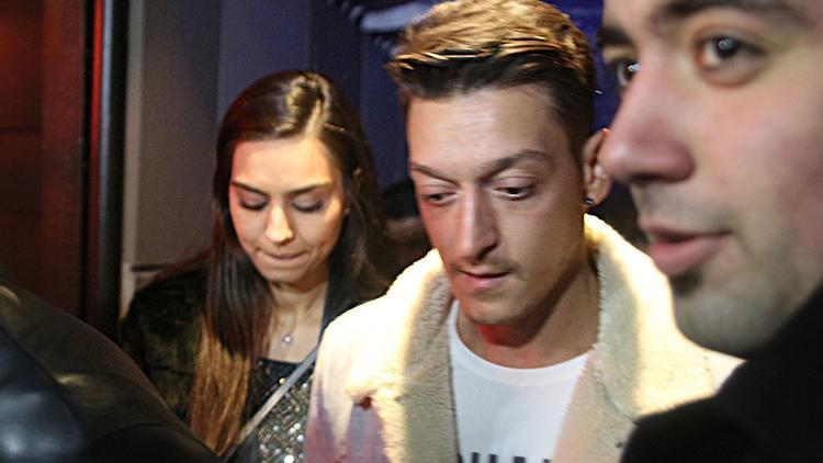 Mesut Özil ve Amine Gülşenin düğün tarihi Alman basınını şaşırttı