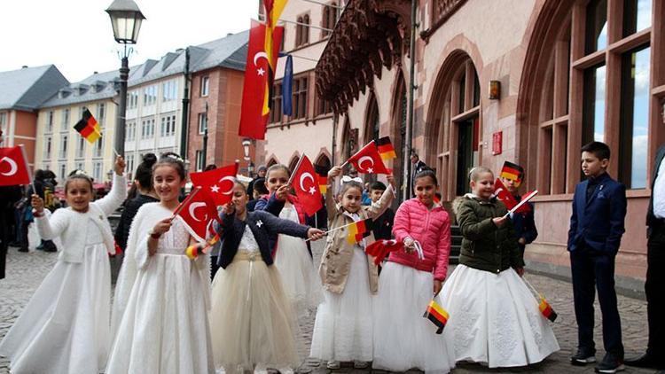 Frankfurt’ta vals eşliğinde 23 Nisan kutlaması