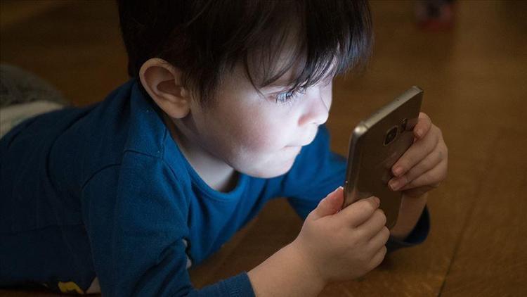 2-3 yaş öncesi çocuklar teknolojiyle tanıştırılmamalı