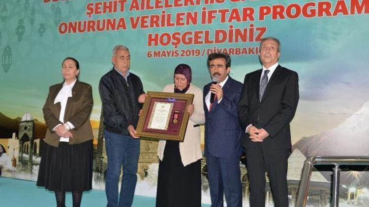 Diyarbakırda şehit ailesine Devlet Övünç Madalyası verildi