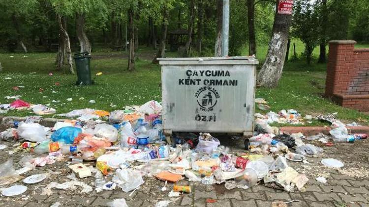 Kent ormanındaki çöpler tepki çekiyor