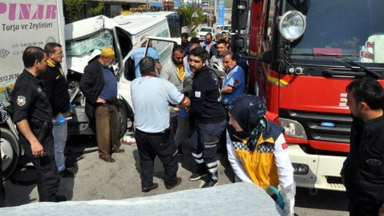 Ankarada minibüs, park halindeki kamyonete çarptı: 2 yaralı