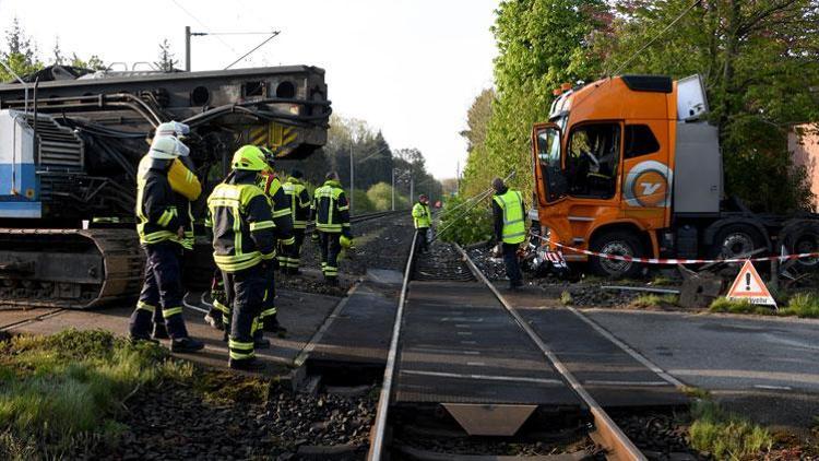Almanya’da yolcu treni, TIR’la çarpıştı: 1’i ağır 20 yaralı
