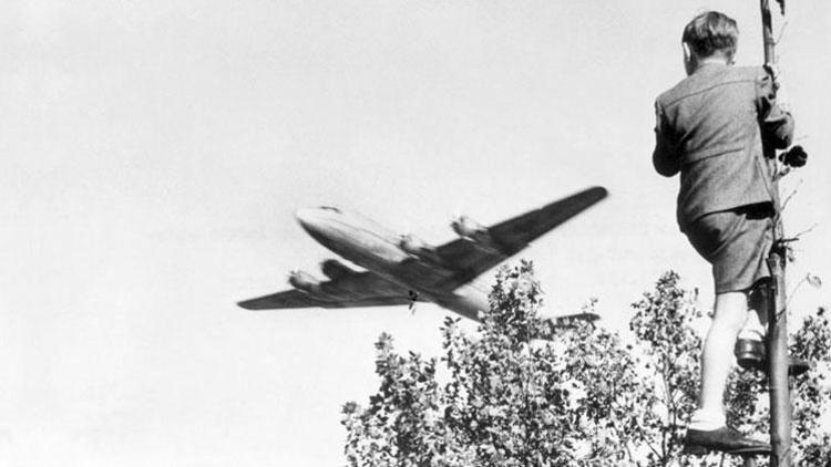 Berlin, çikolata yağdıran hava köprüsünün 70’inci yılını kutluyor