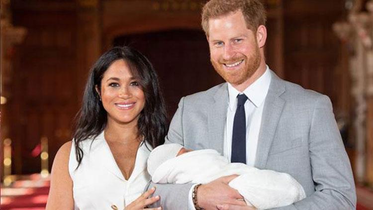 Son dakika... Prens Harry ve Meghan Markle bebeğini gösterdi
