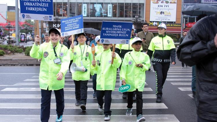 Minik polisler trafiği denetledi