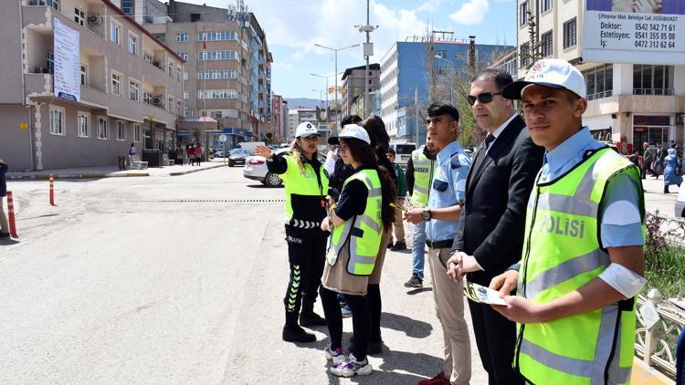 Trafik uygulamasına öğrencilerden üniformalı destek