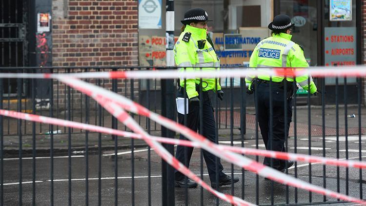 Londrada silahlı bir kişi camiye girmeye çalıştı