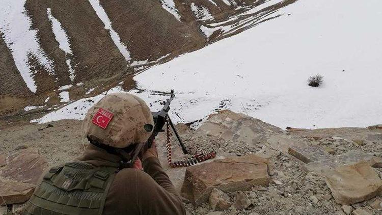 Vanda PKKlı teröristlere ait yaşam malzemeleri ele geçirildi